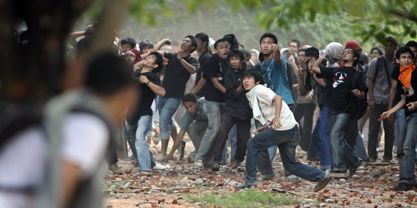 Massa Bentrok di Setiabudi, 1 Orang Tertembak Massa Bentrok di Setiabudi, 1 Orang Tertembak