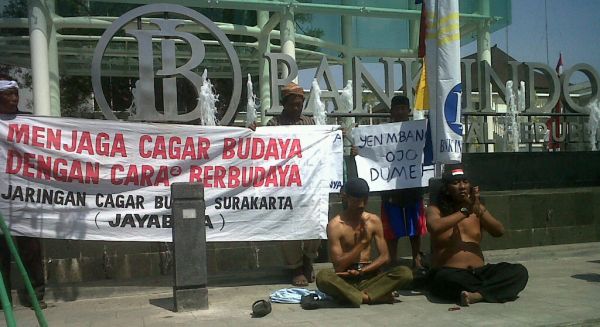 Demo Warnai Peresmian Gedung BI di Solo Demo Warnai Peresmian Gedung BI di Solo