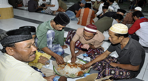 Tradisi Mengarak Telur di Kampung Islam Kepaon Tradisi Mengarak Telur di Kampung Islam Kepaon