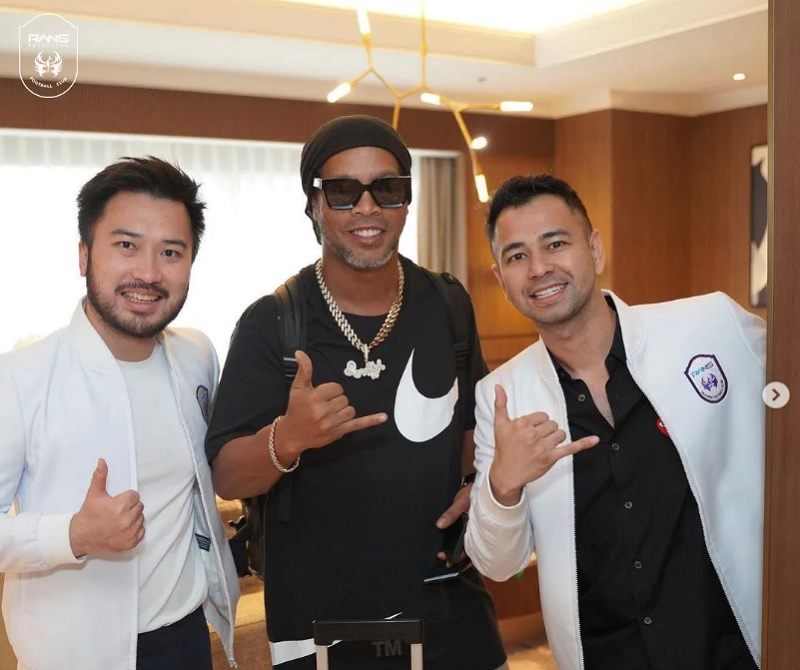 Ingin Latihan dan Foto Bareng Ronaldinho, Segini Uang yang Harus Dikeluarkan!