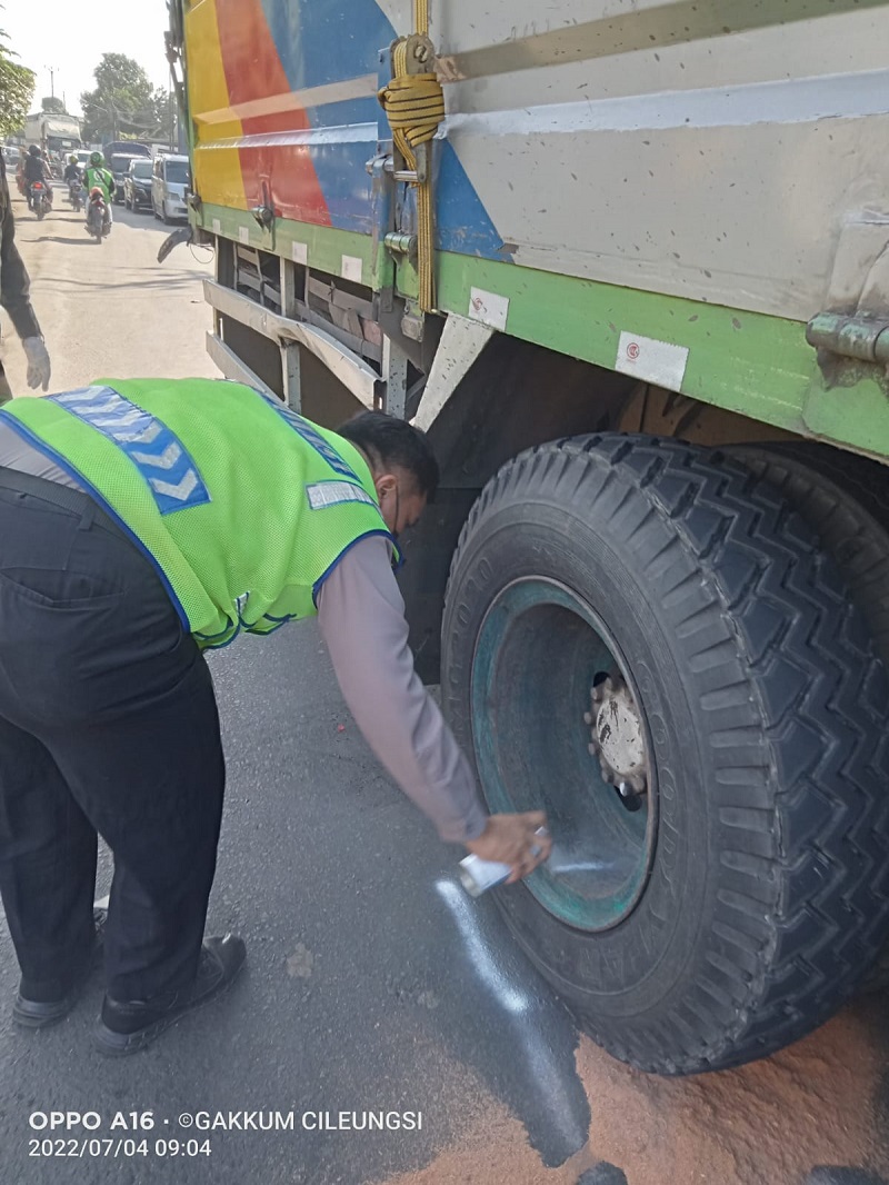 Hendak Berbelok, Pemotor di Bogor Meninggal Dunia Tertabrak Truk Wingsbox