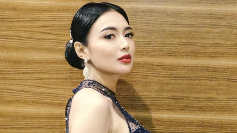 5 Potret Wika Salim Pakai Gaun Transparan Pamer Bra Biru