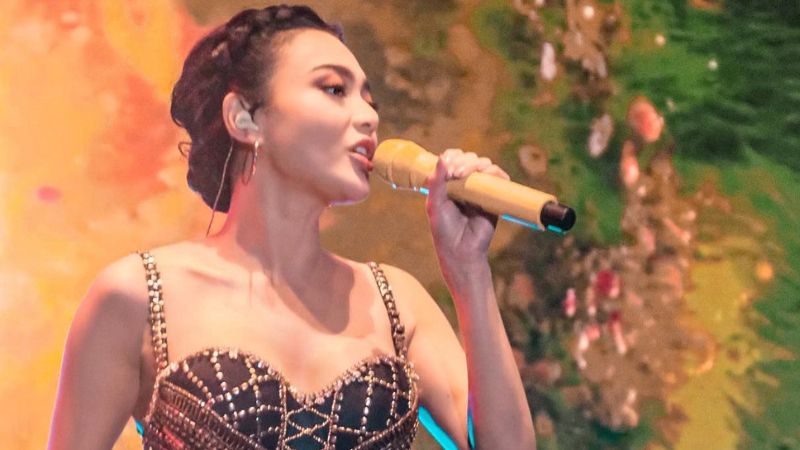 5 Potret Wika Salim Pakai Bra Korset Manggung di Yogyakarta, Bikin Susah Lupa!