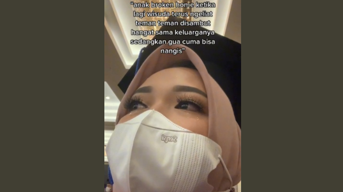 Viral Mahasiswi Cantik Nangis di Wisuda saat Lihat Teman-Temannya Disambut Keluarga, Tuai Simpati Netizen