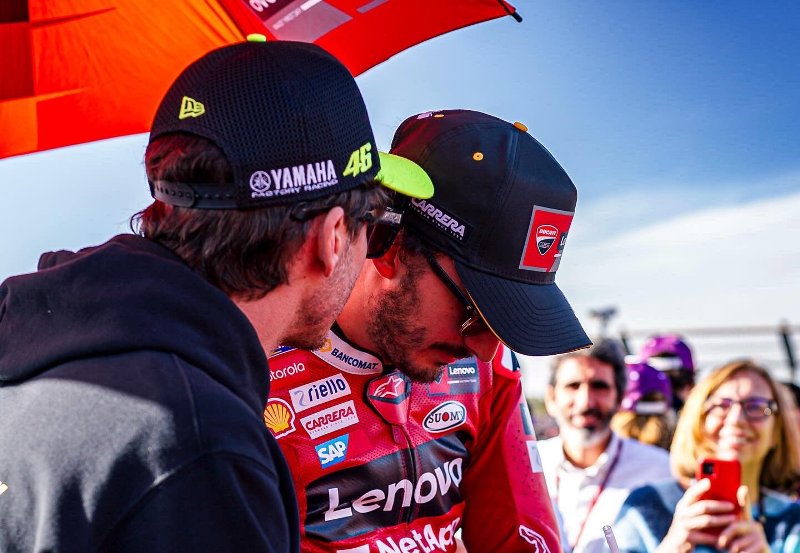 Alasan Terbesar Valentino Rossi Perintahkan Francesco Bagnaia Ikuti Ban Jorge Martin di MotoGP Valencia 2023