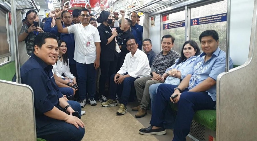 Erick Thohir dan Maruarar Sirait Naik KRL Sambil C