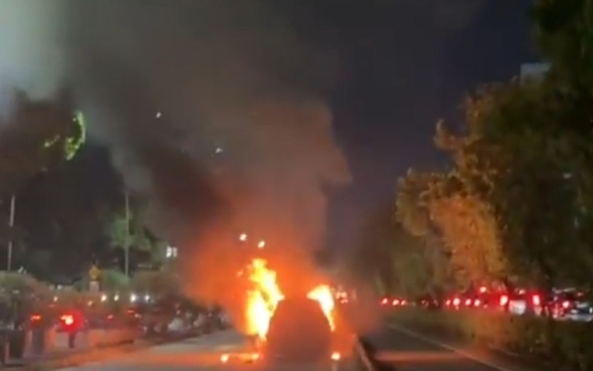 Mobil Terbakar di Jalan S Parman Slipi Arah Tomang, Asap Hitam Membubung Tinggi 