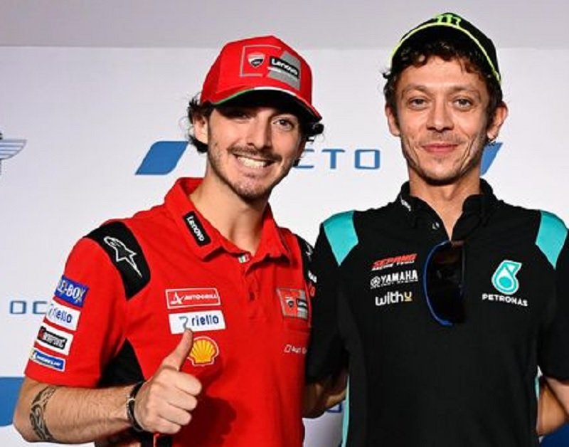 Janji Valentino Rossi ke Francesco Bagnaia: Siap Beri Bonus jika Kalahkan Marc Marquez di MotoGP Italia 2025