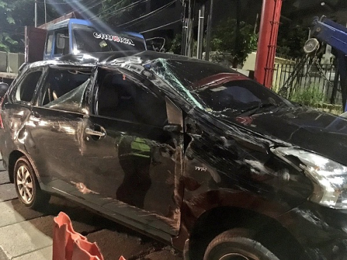 Toyota Avanza kecelakaan di kawasan Tebet, Jakarta Selatan. (Foto: @TMCPoldaMetro)