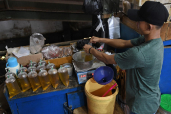 Beli Minyak Goreng Curah, 1 KTP Boleh 10 Liter