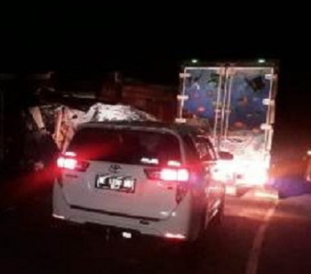 Diduga Rem Blong, Mobil Boks Pengangkut Ikan Tabrak Rumah Warga