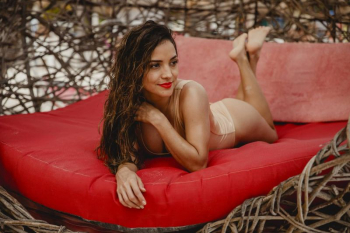 6 Potret Dokter Cantik Alejandra Florean, Ahli Beda Gigi yang Memesona