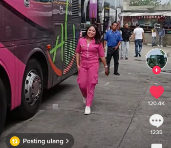 Ternyata Begini Tugas Pramugari Bus, Pakaian Serba Pink
