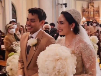 4 Potret Chelsea Islan Sah Jadi Istri Rob Clinton, Cantik Kenakan Sheer Gown