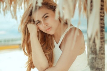 Diduga Bintang Video Syur Kebaya Hijau, Unggahan Rena Dyana saat Umrah