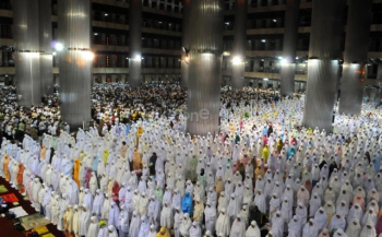 2 Kali Sholat Berjamaah di Masjid dan Rumah, Bagaimana Hukumnya?