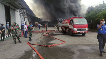 gambar kebakaran pabrik plastik