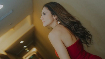 4 Potret Menawan Wulan Guritno Pakai Dress Merah Ketat Bikin Netizen Mabuk Kepayang