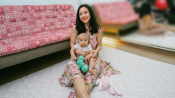 5 Potret Dea Ananda Tetap Cantik meski Cuma Pakai Daster saat Momong Anak