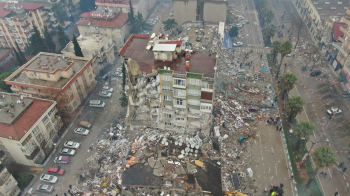 Foto-Foto Tunjukkan Dahsyatnya Gempa M 7,8 di Turki dan Suriah, Gedung Tinggi Rata dengan Tanah