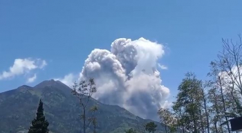 Intensitas Menurun, Gunung Merapi Luncurkan 2 Kali Awan Panas Malam ...