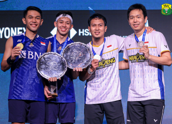 Momen Menyentuh Fajar Alfian/Rian Ardianto Bantu Mohammad Ahsan yang Sedang Cedera Berdiri di Podium All England 2023