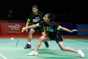 Aksi Heroik Pitha Haningtyas Berikan Raket kepada Rinov Rivaldy di Tengah Laga Swiss Open 2023 Tuai Pujian Netizen