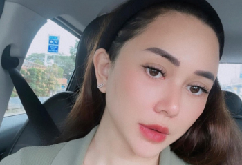 Aura Kasih Unggah Foto Saat Selfie di Mobil, Netizen Salfok Sama Slide Kedua