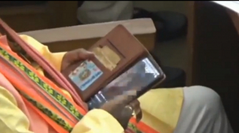 Tertangkap Basah Nonton Video Porno Saat Sidang Majelis, Wakil ...