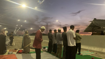 Warga Buka Puasa dan Sholat Maghrib di Jalan Tol Jatikarya