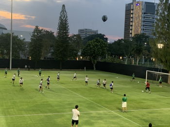 Latihan Perdana Timnas Indonesia Jelang Hadapi Argentina Dijaga Ketat hingga Pinggir Lapangan Ditutupi Kain