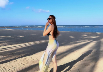 Aura Kasih Tampil Hot Pakai Bikini Bareng Anak, Netizen Berebut ...
