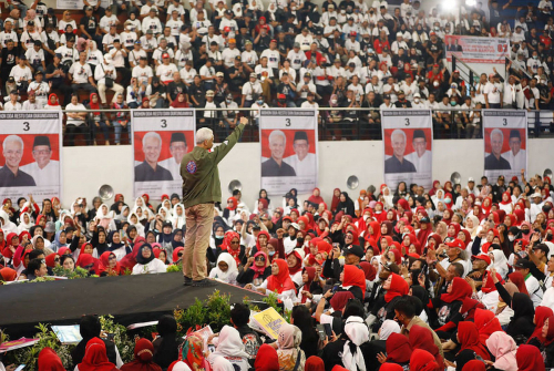 Sambangi Surabaya, Ganjar Disambut Ribuan Pensiunan ASN dan Purnawirawan TNI-Polri