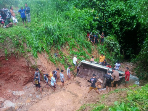 Jalan Tiba-Tiba Longsor, Mobil Hilux Terjun ke Jurang Sedalam 15 Meter