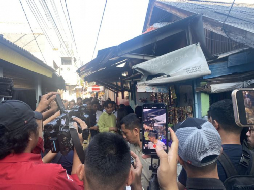 Datangi Pemukiman Warga di Setiabudi, Gibran Disambut dengan Lagu Indonesia Raya