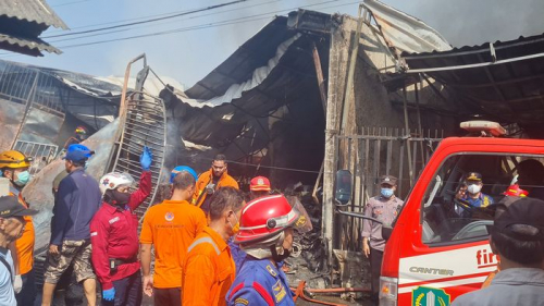 Gudang Perabotan di Bekasi Terbakar, 1 Keluarga Terjebak