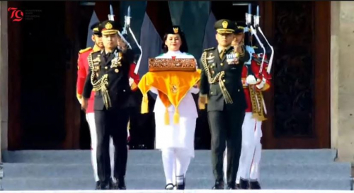 Detik-Detik Kirab Bendera Pusaka Merah Putih Dibawa dari Monas ke IKN