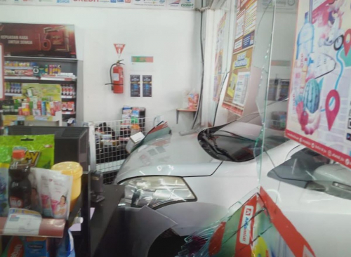 Mobil Ertiga Seruduk Minimarket di Puncak Bogor, Korban Jiwa Nihil