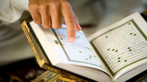 10 Contoh Bacaan Tajwid Idgham Mutajanitsain dalam Alquran