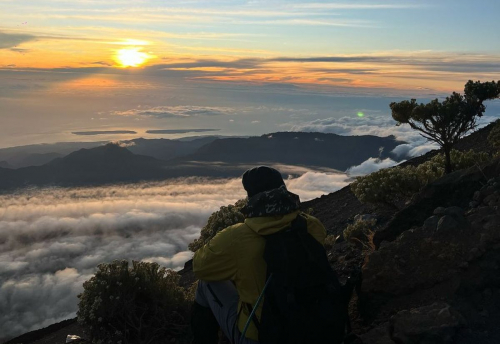 7 Gunung Paling Sering Jadi Destinasi Perayaan HUT Kemerdekaan Indonesia