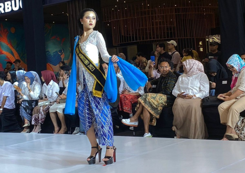 Jogja Fashion Trend, Kukuh Hariyawan Kombinasikan Kebaya dan Wastra Nusantara