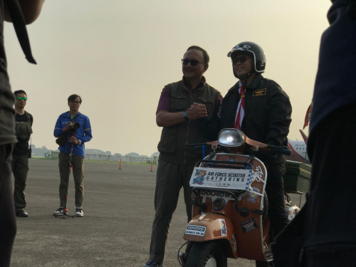 Dilepas TNI AU, Yohanes Mustamu Akan Keliling 11 Negara dari Indonesia ke Italia dengan Vespa Listrik