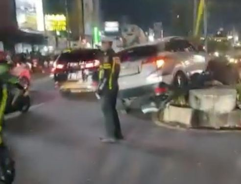 Mobil Tabrak Kendaraan Lain dan Sparator di Jalan Margonda Depok, Lalin Sempat Tersendat