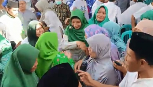 Berkunjung ke Ponpes di Pringgabaya, Sitti Rohmi Jadi Rebutan Foto Emak-Emak