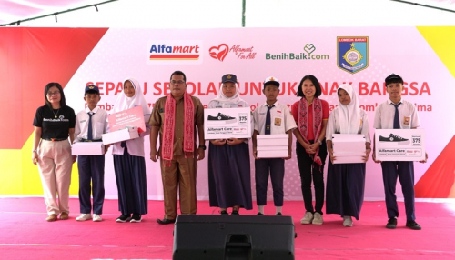 Alfamart Berbagi Sepatu Sekolah untuk Ratusan Anak di Lombok dan Bima