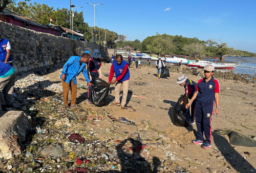 Bakamla Bersihkan Pesisir Pantai Nelayan di Oesapa Kupang