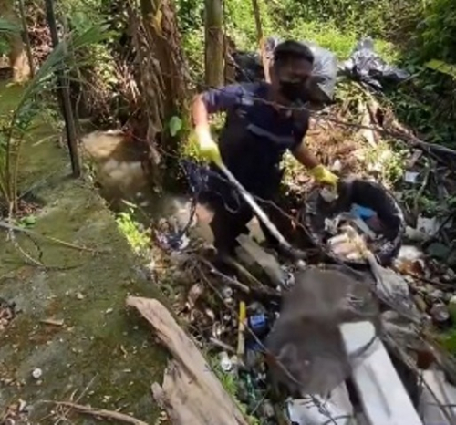 Viral Aksi Mulia Polisi Seorang Diri Bersihkan Sampah di Sungai, Air Jadi Mengalir Lancar