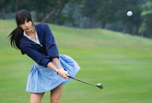 Gaya Anya Geraldine Main Golf Pakai Rok Pendek, Bikin Pengen Nge-zoom