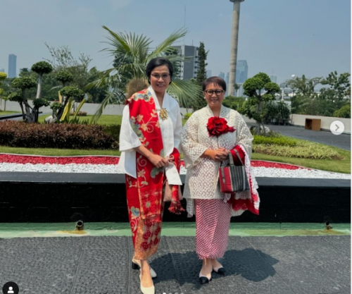 Kompaknya Sri Mulyani Pakai Kebaya Sama Bestie Retno Marsudi di DPR