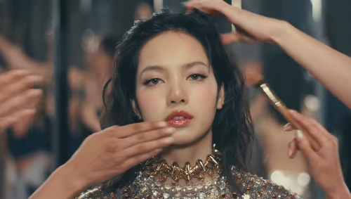 Gaya Edgy Lisa BLACKPINK di MV NEW WOMAN, Kolab Bareng Rosalia